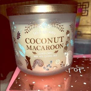 COCONUT MACAROON bath and body works 3 wick